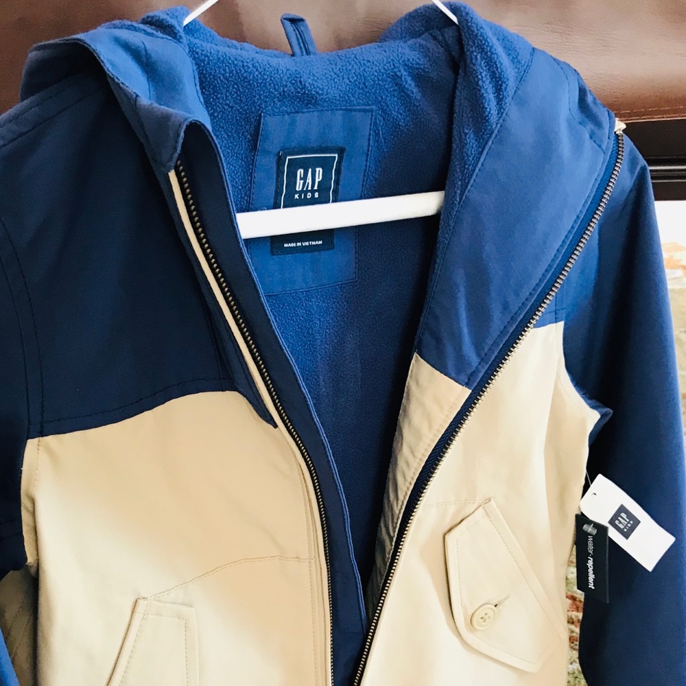 NWT Boys Gap water resistant jacket. Size 6/7